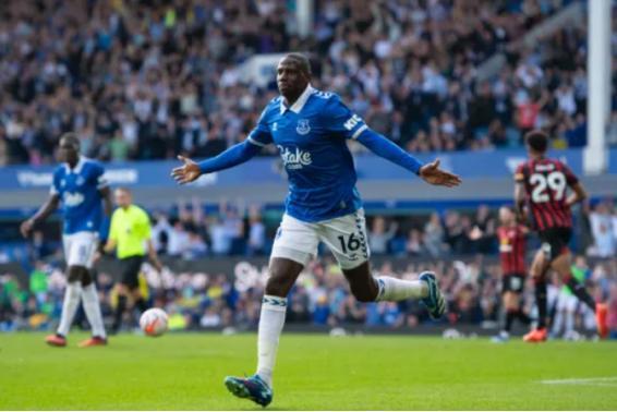 包含埃弗顿前锋发挥出色，创造进球机会的词条