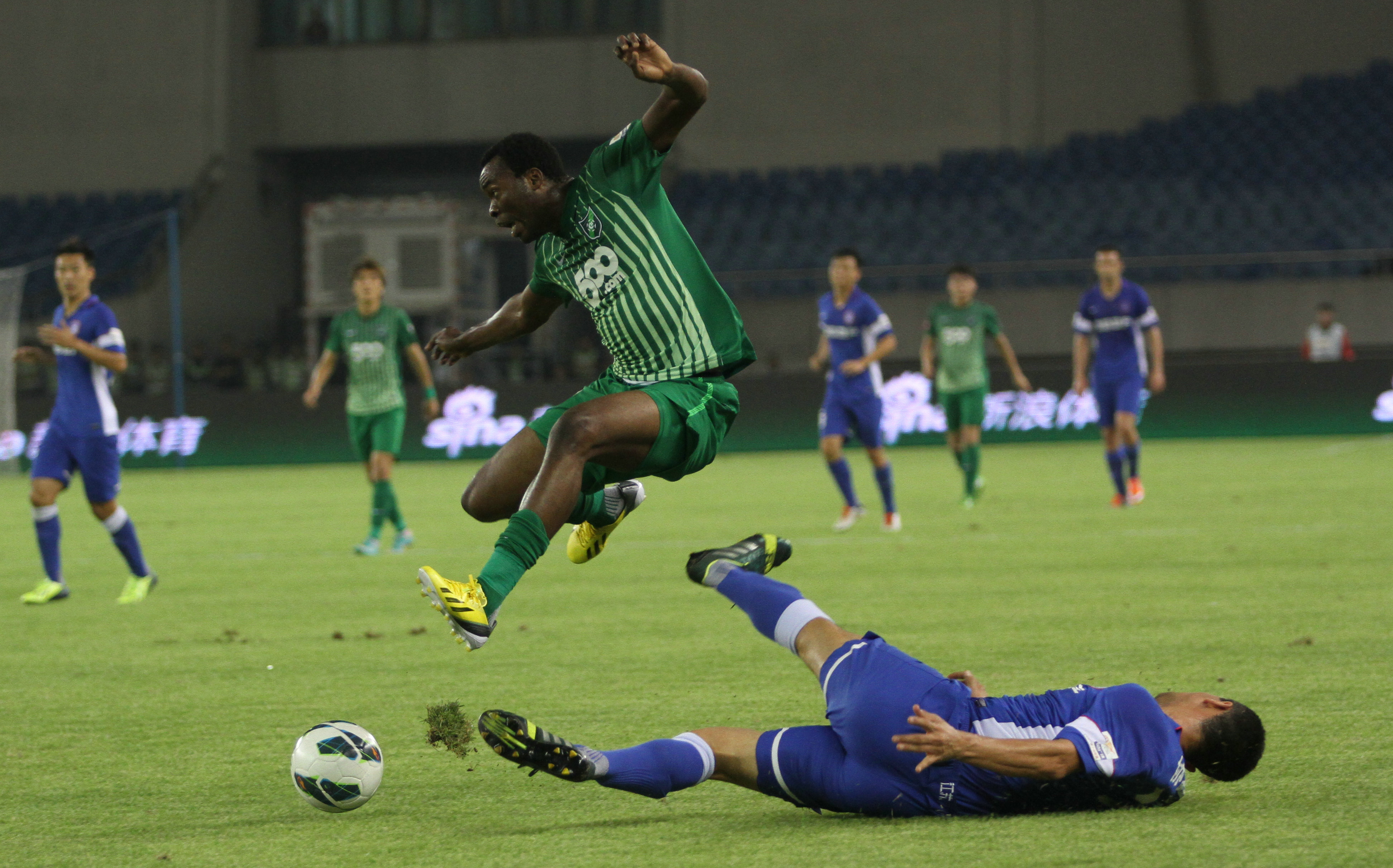 包含杭州绿城阵容调整严密，欲在主场迎战江苏舜天的词条