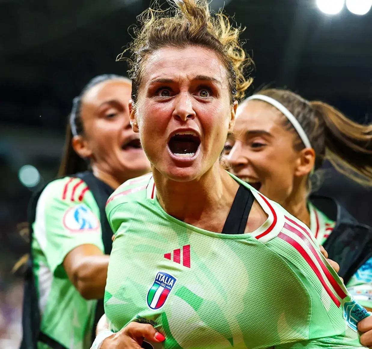 AYXapp下载-关于女足球员在国外比赛中赢得掌声的信息