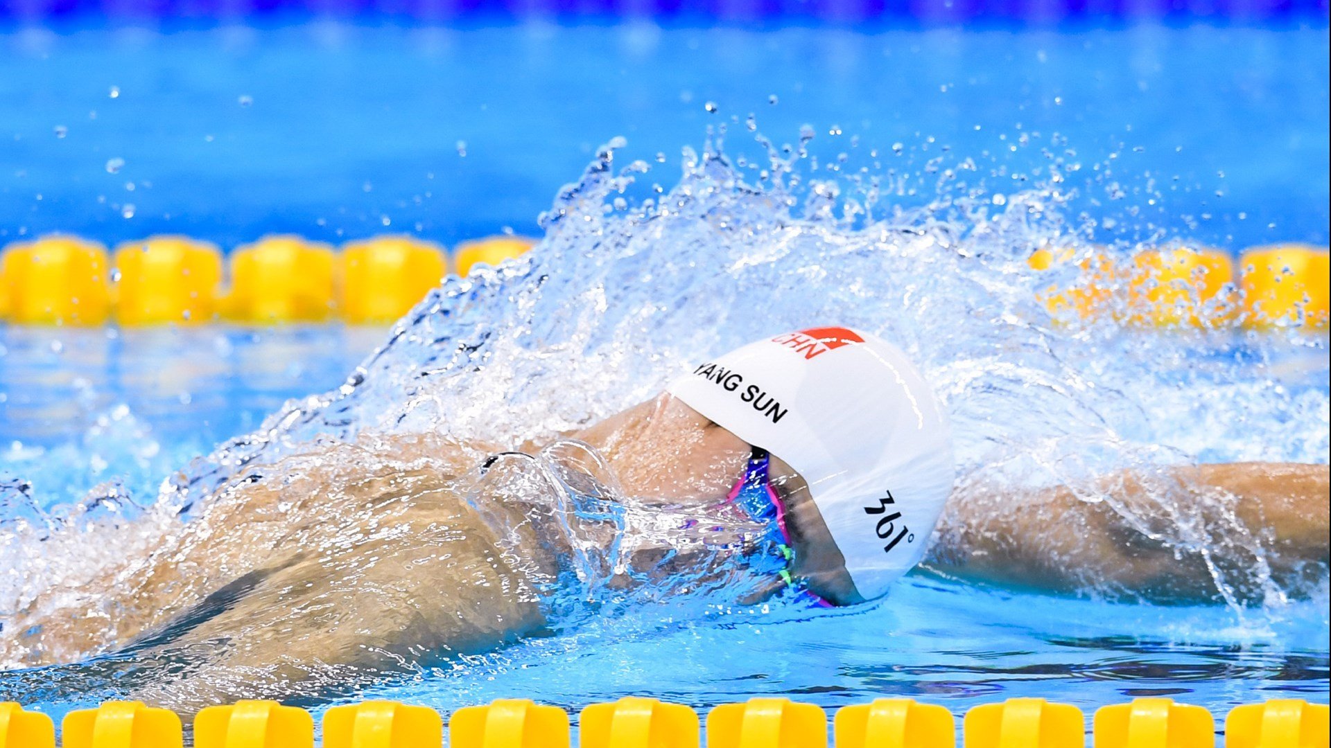 红牛铁骑破重围，阿隆索神之一击惊艳F1赛场