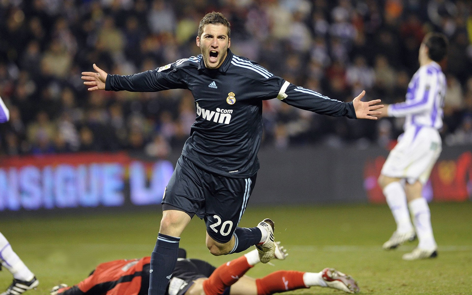 当土耳其风暴席卷巴黎，阿尔瓦雷斯的赛场传奇