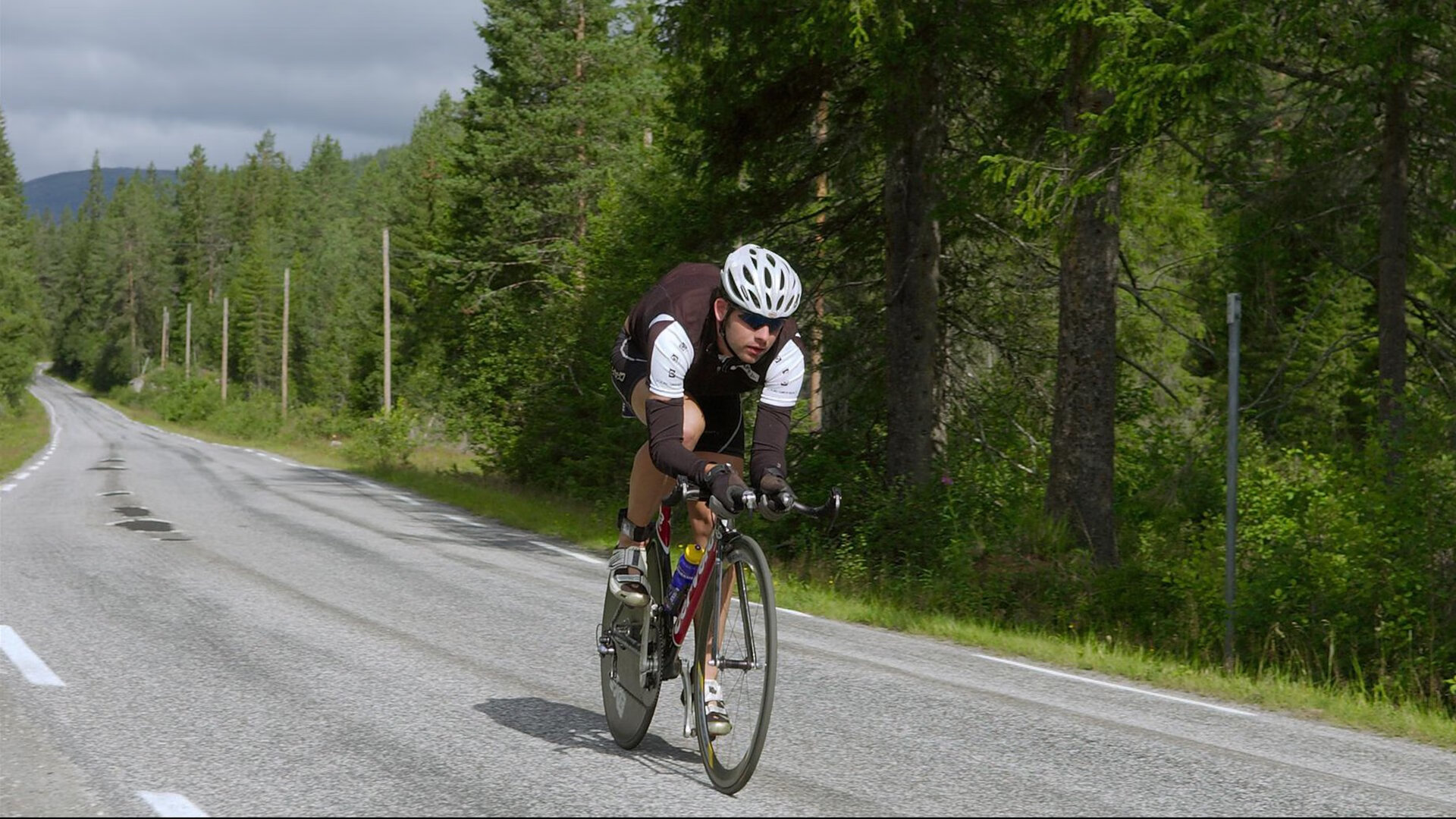 鏖战东方，布伦森高光闪耀，湖人险胜青岛队